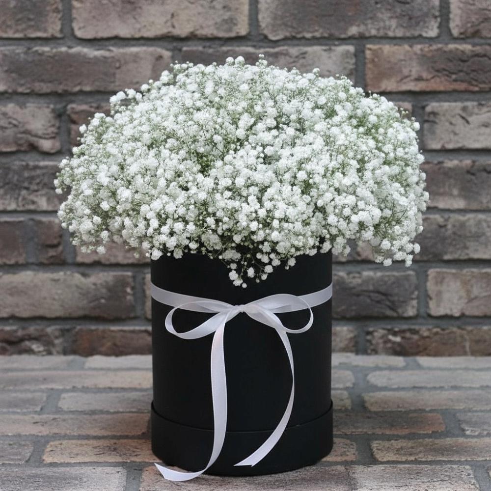 Цветочная композиция из Гипсофила в шляпной коробке в Линёво Волгоградской области