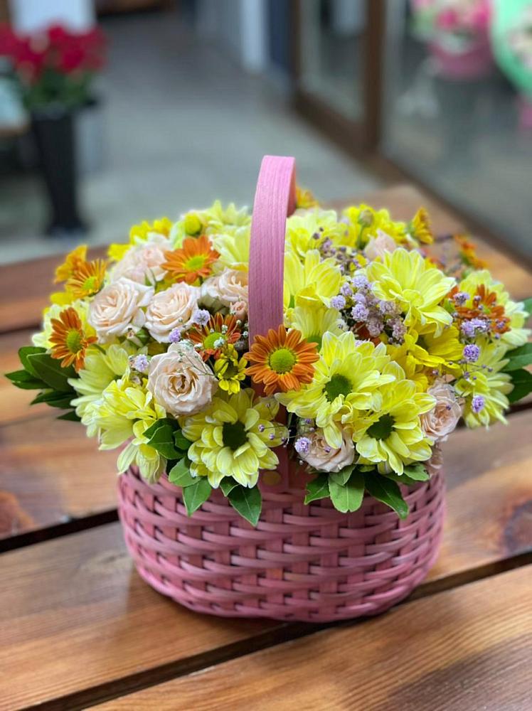 Цветочная композиция из Хризантемы и Розы в корзине в Линёво Волгоградской области