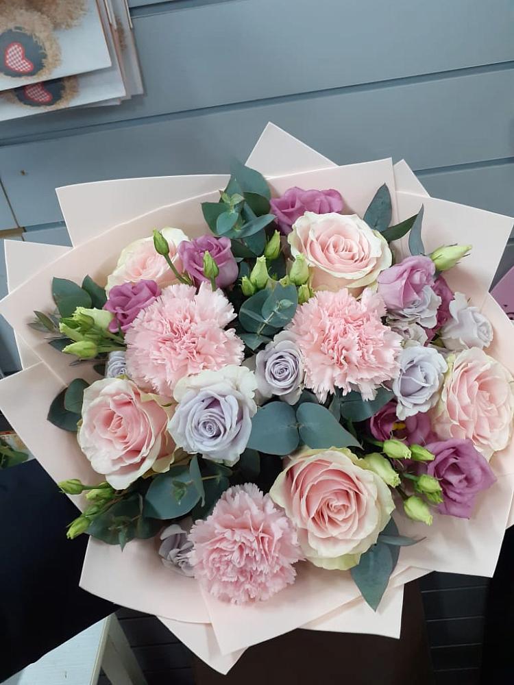 Букет цветов из: Розы, Гвоздики и Лизиантусы в Линёво Волгоградской области