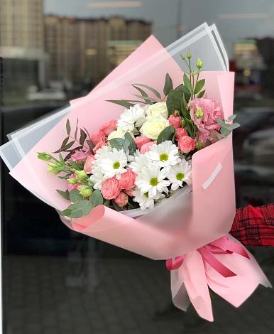 Букет цветов из: Розы, Лизиантусы и Хризантемы в Линёво Волгоградской области